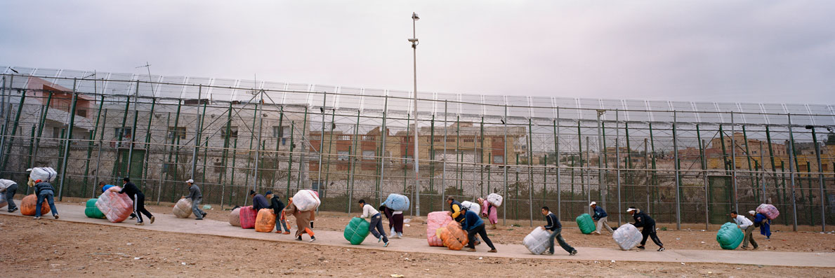 1322C&M Carrying goods fence low